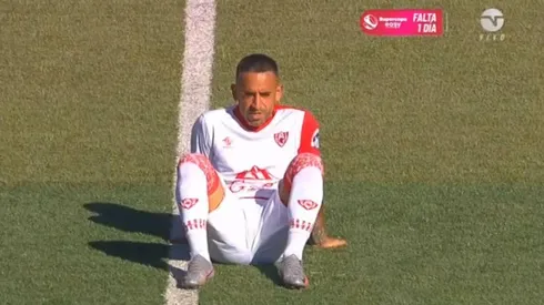 Jorge Luna fue uno de los jugadores que estuvo algunos segundos sentado en el pasto.