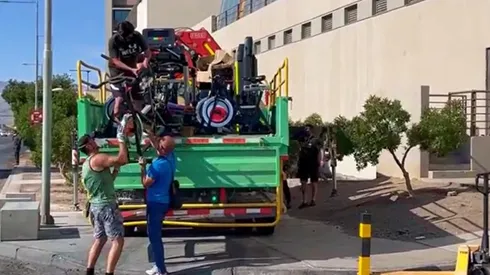 Mauricio Donoso llegó hasta el hotel que ocupará la selección chilena desde este lunes para instalar un gimnasio, de cara a las próximas Eliminatorias Sudamericanas para Qatar 2022