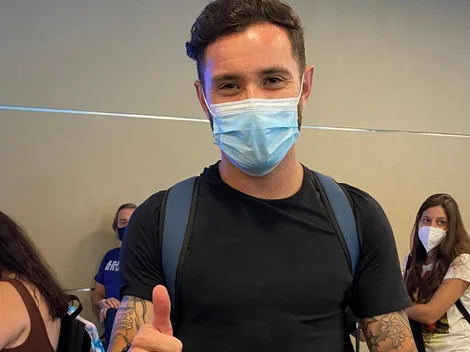 Eugenio Mena se topa con hinchas de la U en su vuelo a Chile