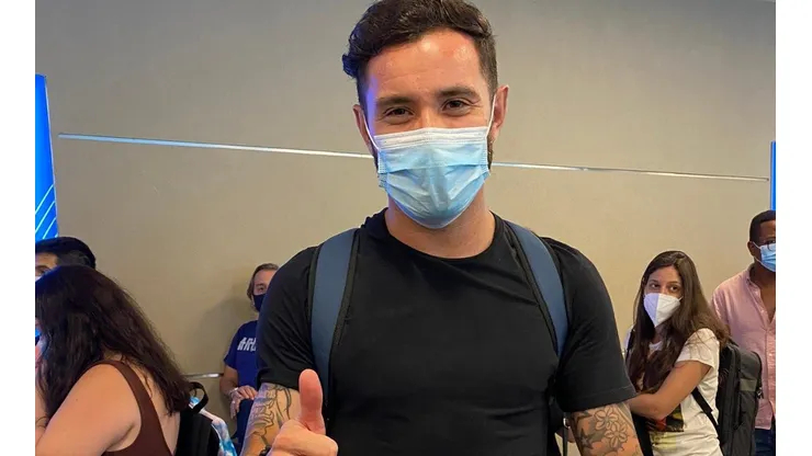Eugenio Mena no tuvo problemas para tomarse fotografías y grabar videos en la espera del vuelo.
