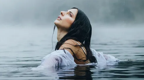 Daniela Castillo en el video para Estabas Ahí.