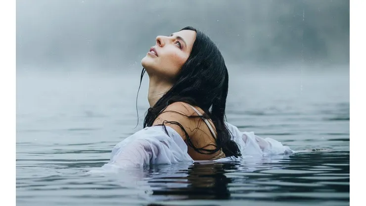 Daniela Castillo en el video para Estabas Ahí.