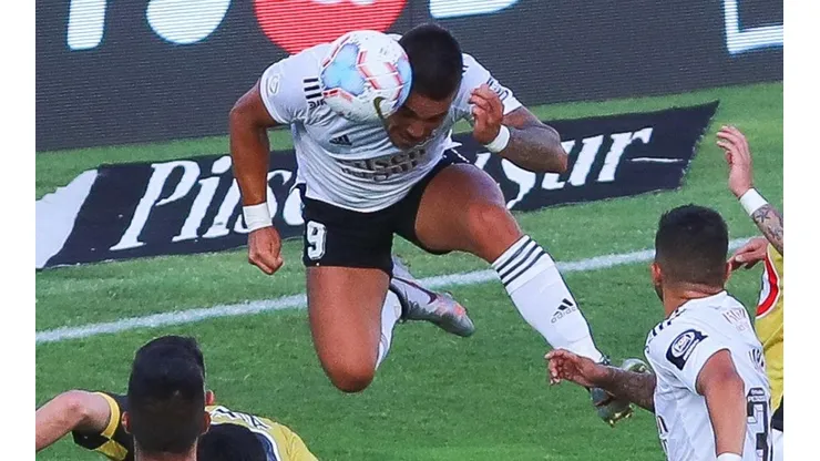 Guarello le presta toda la ropa a Javier Parraguez con emotivas palabras en el adiós del Búfalo en Colo Colo.