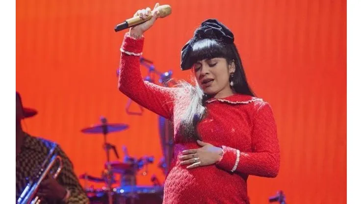 Mon Laferte actuando en medio de su embarazo.