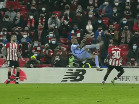 Genio, figura y con suerte: Asistencia de chilena de Dani Alves