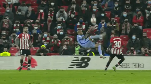 Dani Alves se lució con una asistencia de chilena en agónico gol de Barcelona.