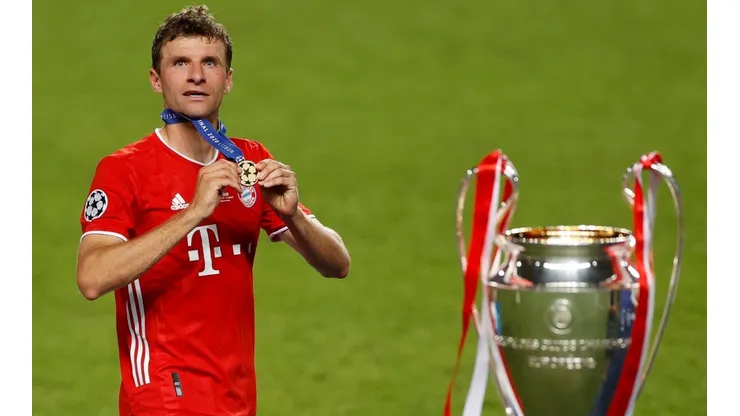 Müller con el trofeo de la Champions League 2020