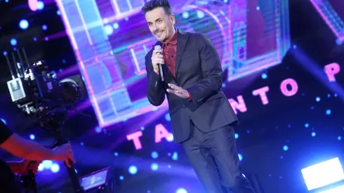 Aquí Se Baila es conducido por Sergio Lagos.