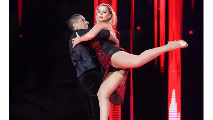 Yasmín Valdés y Darwin Ruz en el escenario de Aquí se Baila.