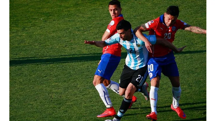 Aránguiz y Alexis citados ante Argentina