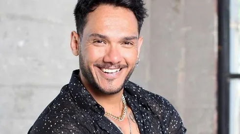 Iván Cabrera en las fotos promocionales iniciales de Aquí se Baila, de Canal 13.