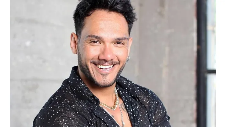 Iván Cabrera en las fotos promocionales iniciales de Aquí se Baila, de Canal 13.