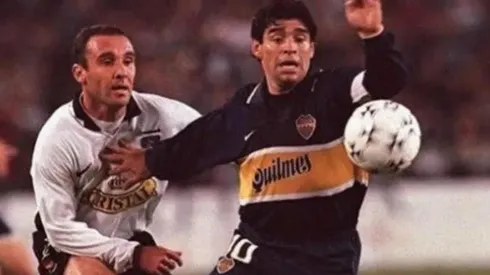 Maradona disputa una pelota con Espina en el Monumental