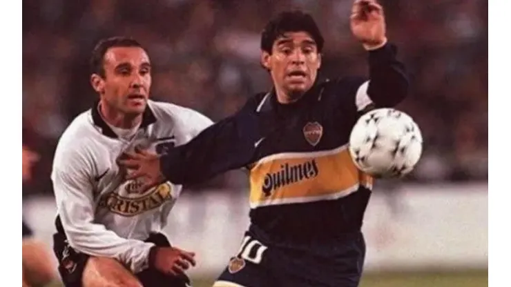 Maradona disputa una pelota con Espina en el Monumental