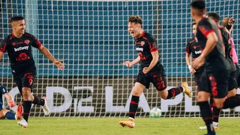 Rodrigo Cisterna más feliz que perro con dos colas en la apertura del marcador en Montevideo