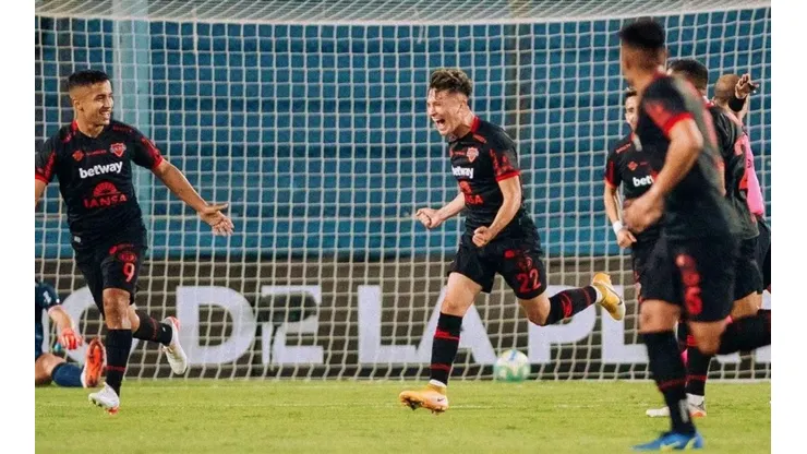 Rodrigo Cisterna más feliz que perro con dos colas en la apertura del marcador en Montevideo
