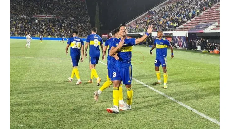 González celebra el gol que le marca a Colo Colo