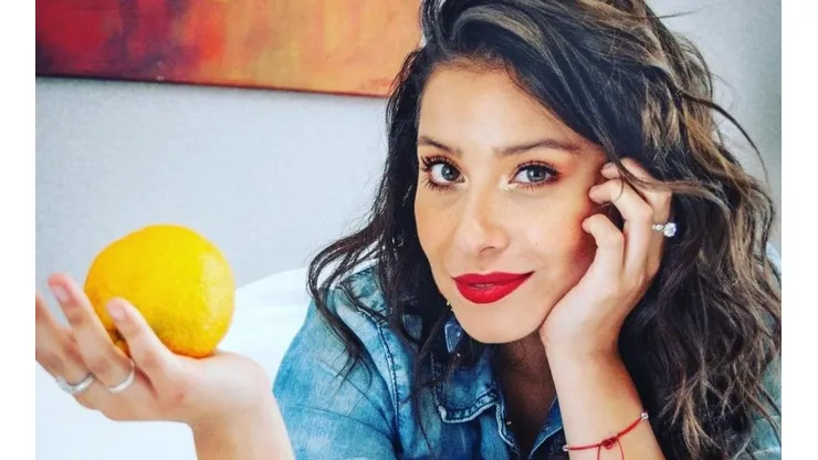 María José Quintanilla y una naranja.