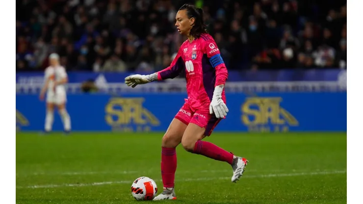 La arquera del Olympique de Lyon y La Roja recibió el premio a la mejor arquera del mundo y los hinchas festejaron con todo en redes sociales.