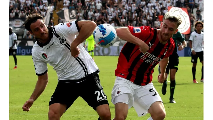 AC Milán busca alcanzar a su clásico rival en el liderato del Calcio.