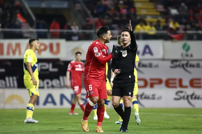 Lorenzo Reyes fue expulsado sin titubeos. (Mauricio Ulloa/Photosport).