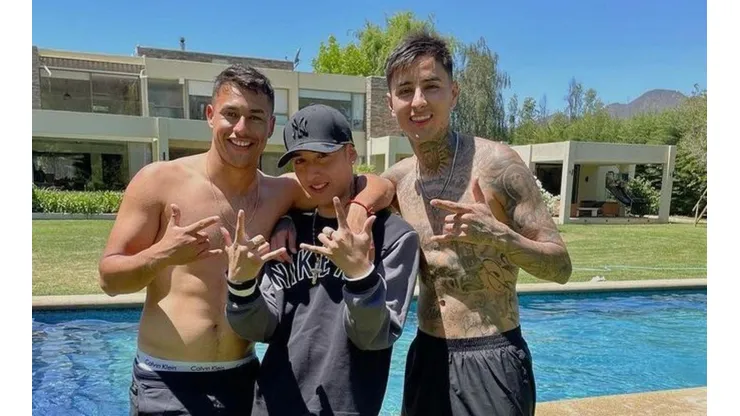 Erick Pulgar acompañado de Iván Morales y el cantante de música urbana "Pailita"