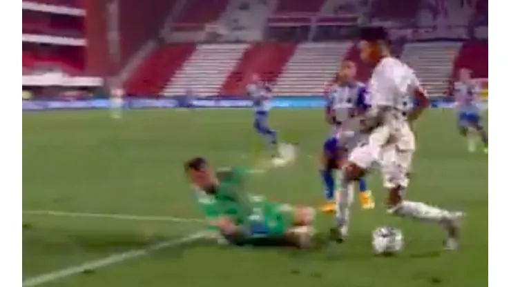 Galíndez fue a buscar el balón y Lucero cayó, generando el penal