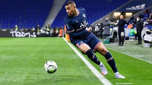 Desde el PSG se niegan a dejar que el delantero francés se vaya al Madrid como agente libre y le ofrecen un millonario contrato para una corta renovación.
