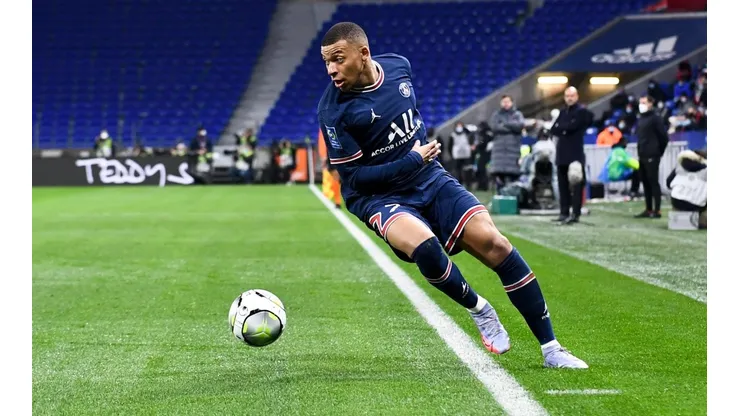 Desde el PSG se niegan a dejar que el delantero francés se vaya al Madrid como agente libre y le ofrecen un millonario contrato para una corta renovación.