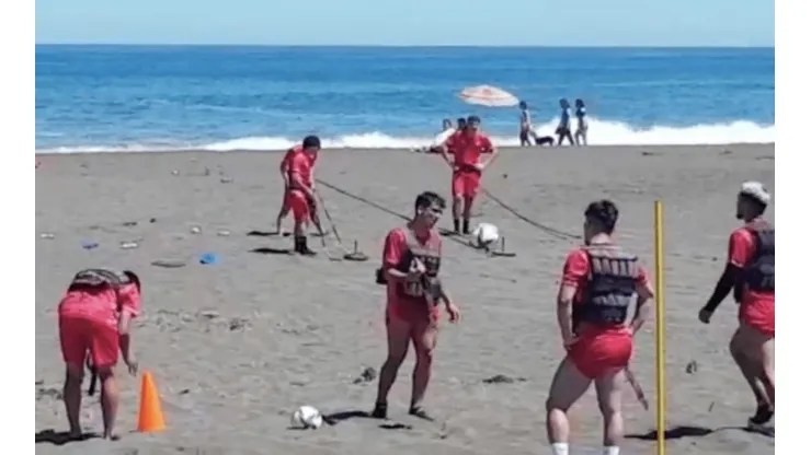 Los Diablos Rojos tuvieron una extenuante jornada de entrenamiento en la playa de Cobquecura y recibieron la visita de varios hinchas.