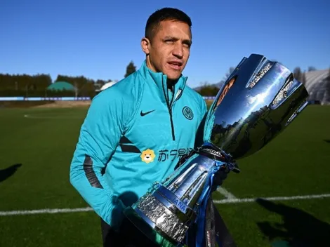 El héroe Alexis protagoniza sesión de fotos con la Supercopa
