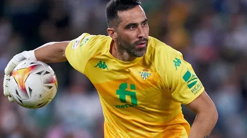 Pellegrini no da luces si regresa Claudio Bravo en el Betis contra Sevilla.