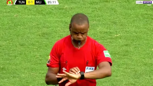 El colegiado se habría visto afectado por el fuerte sol que hubo a la hora del partido.