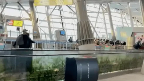 Hinchas albos y azules se dieron con todo en el Aeropuerto de Santiago y atemorizaron a los pasajeros que esperaban por sus vuelos.