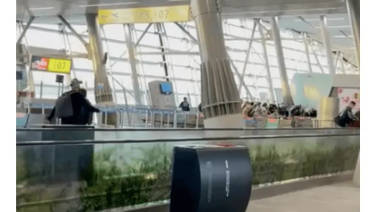 Hinchas albos y azules se dieron con todo en el Aeropuerto de Santiago y atemorizaron a los pasajeros que esperaban por sus vuelos.