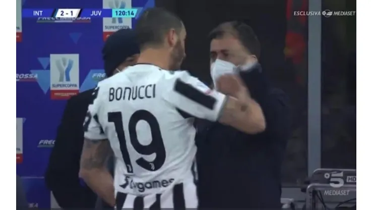 El zaguero italiano agredió física y verbalmente al secretario del Inter tras el gol del delantero chileno y ahora tendrá que pagar una multa.