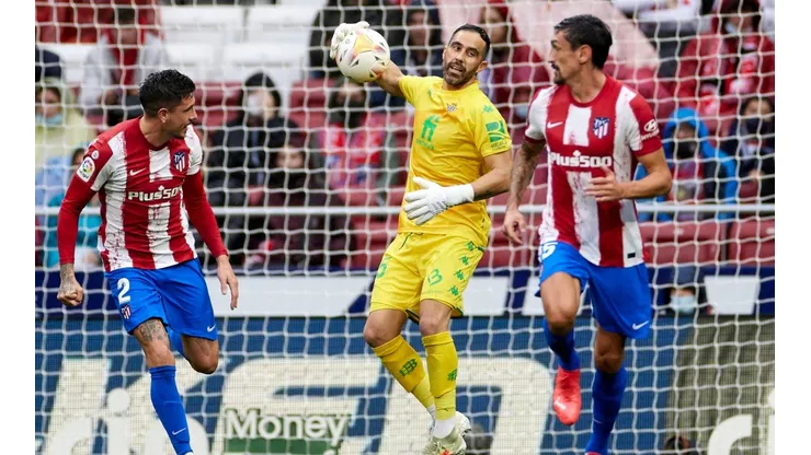 Claudio Bravo está a detalles de asegurar su continuidad en el Betis y se queda en La Liga