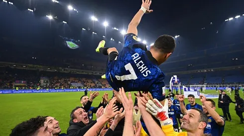 Vuelo por los aires: manteo del Inter al heroico Alexis Sánxhez.