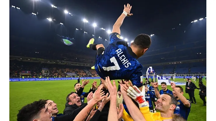 Vuelo por los aires: manteo del Inter al heroico Alexis Sánxhez.