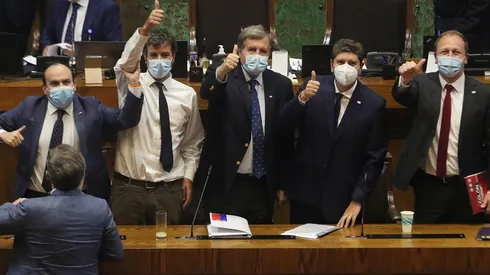 Ministros de Segpres, Hacienda y Trabajo tras aprobación de la PGU