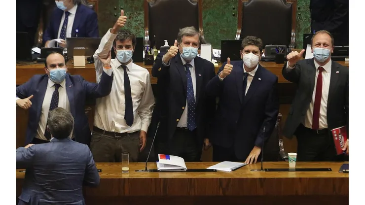 Ministros de Segpres, Hacienda y Trabajo tras aprobación de la PGU