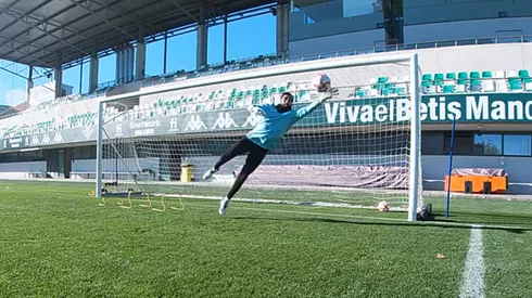Tapadones de Bravo en entrenamiento de día libre en el Betis.
