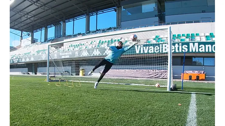Tapadones de Bravo en entrenamiento de día libre en el Betis.