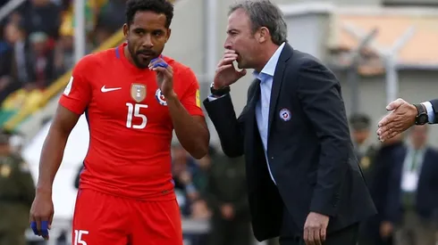 El profe Manuel Suárez inicia su carrera como DT en Colombia y reclama por castigo a Arturo Vidal.