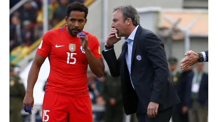 El profe Manuel Suárez inicia su carrera como DT en Colombia y reclama por castigo a Arturo Vidal.