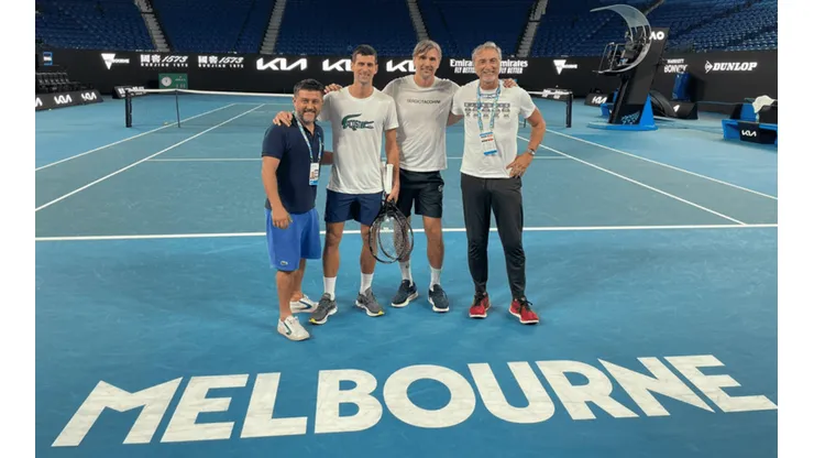 Novak Djokovic junto a su equipo en Australia
