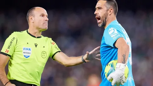 El arquero chileno usó sus redes sociales para expresar su descontento por los constantes errores arbitrales que han afectado al Betis.