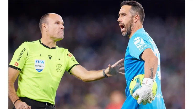 El arquero chileno usó sus redes sociales para expresar su descontento por los constantes errores arbitrales que han afectado al Betis.
