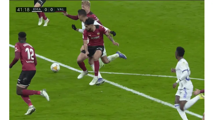 Casemiro recibió la falta que fue decretada como penal.