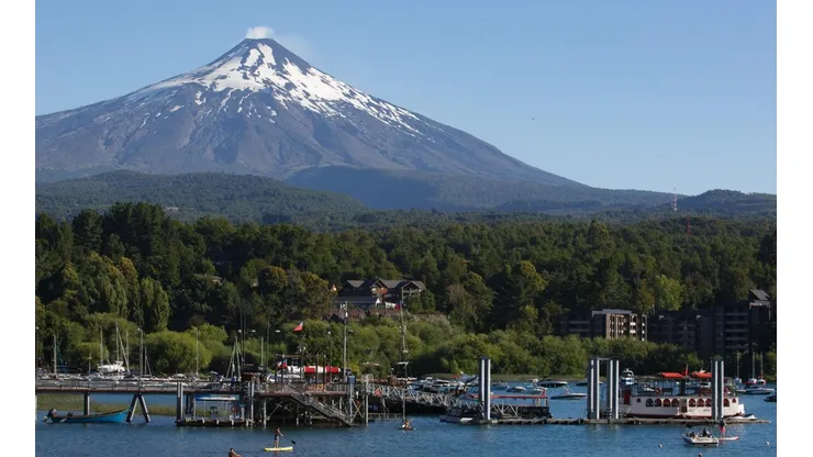 Pucón, con sus paisajes y el volcán Villarrica de telón de fondo, está listo para recibir el Ironman 2022.